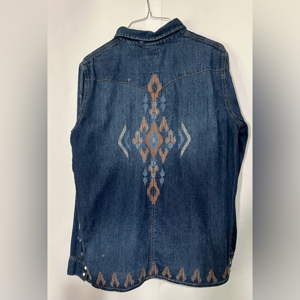 BDG Blue Distressed Denim Button Down Shirt Size Large Coastal Cowgirl Rodeo‎ - Picture 6 of 8